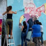 Endesa colabora con "Mujeres de S'Arenal" cediendo un espacio para pintar un mural en la pared de un centro de distribución de la compañía