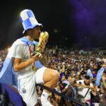 Argentina recibida por miles de aficionados por las calles de Buenos Aires