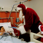 Papa Noel llega al Hospital de Son Espases para repartir regalos entre los más pequeños