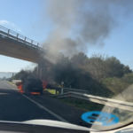 Un coche en llamas provoca retenciones en la MA-13 en sentido Palma