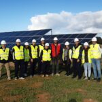 Alumnos del curso de Operaciones Auxiliares de Montaje de Instalaciones Electrotécnicas Cruz Roja de visitan la planta solar de sa Caseta en Llucmajor