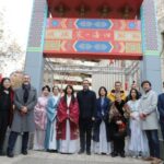 La Asociación de Chinos de Baleares coloca una gran puerta en Nuredduna con la colaboración de Fundación “la Caixa”