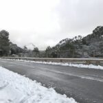 La nieve y las placas de hielo mantienen cerrado un tramo de carretera de la Serra de Tramuntana