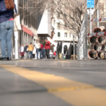 La nueva señalización del carril bici de la Plaza España reabre el debate sobre la convivencia entre patinetes y peatones