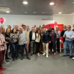 Más de 100 empleados de Coca-Cola en Baleares soplan las velas por el 70 aniversario de la primera botella fabricada en España