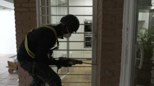 Un técnico de Iberdrola instala el sistema de aislamiento en una vivienda