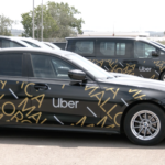 Los taxistas denuncian que Uber no respeta los 30 minutos de contratación previa en el día de su estreno