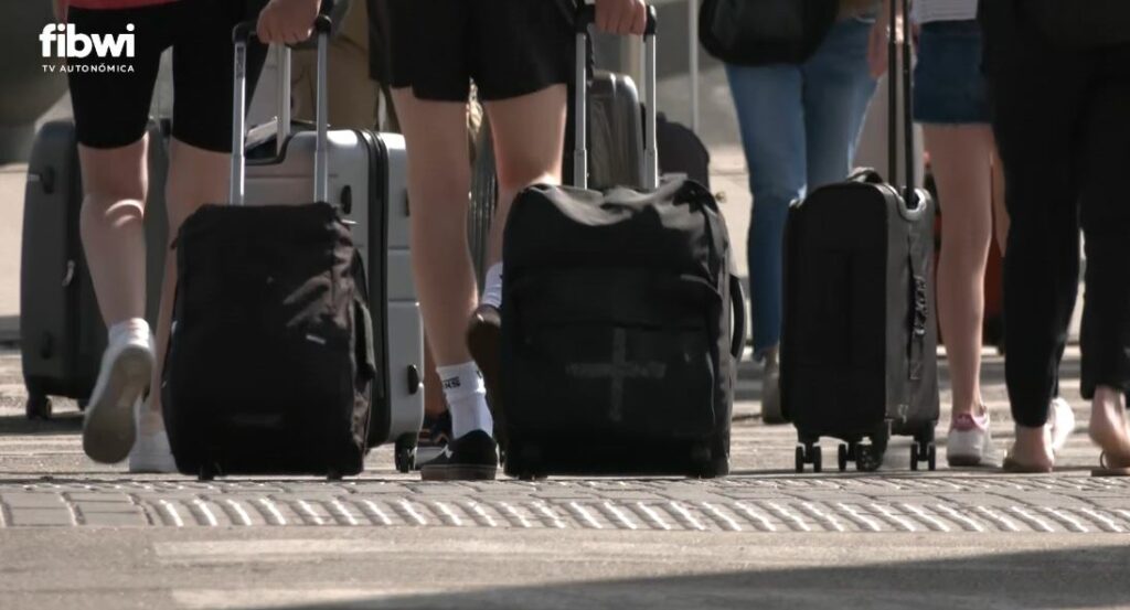 maletas, turistas, aeropuerto