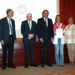 La recién graduada en Odontología de ADEMA-UIB, Alejandra Klein, recibe el premio a la excelencia académica, entre los mejores de España