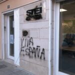 Aparecen pintadas de “Viva España” y “Sánchez a prisión” en la sede de Stei Intersindical