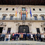 Minuto de silencio en Cort en memoria de las víctimas del incendio de Valencia
