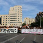 Miles de personas protestan en Palma contra la masificación y por una vivienda digna