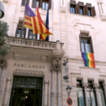 VOX pide a los tribunales retirar la bandera LGTBI en el Parlament