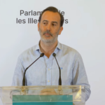 Gabriel Le Senne acusa al Partido Popular de “traición” al votar a favor de colgar la bandera LGTBI en el Parlament