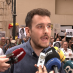 Protesta multitudinaria a las puertas del Parlament por la polémica de Le Senne