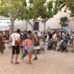 La plaza de la Església de Binissalem se convierte en una gran playa para disfrutar de la Festa de la Platja