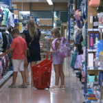 Las familias se preparan para la vuelta al cole con compras de material escolar