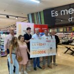 Eroski entrega a Projecte Home Balears 40.000 € recaudados con la campaña solidaria “¿De qué color es la vida?”