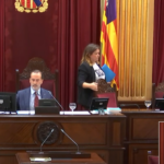 Le Senne expulsa de nuevo del Parlament a las diputadas socialistas Garrido y Costa por vestir camisetas con Aurora Picornell y las Roges del molinar